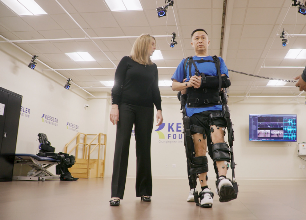 外骨骼机器人让行动障碍者直立行走，xkty.com星空·虚拟动点OptiTrack助力人类突破能力边界